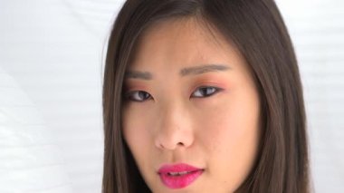 Makyaj yapan Çinli kadın.