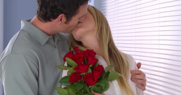 Kocası Karısını Çiçekler Ile Şaşırtıyor — Stok video