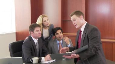 Ofiste iş arkadaşlarınıza konuşan işadamı