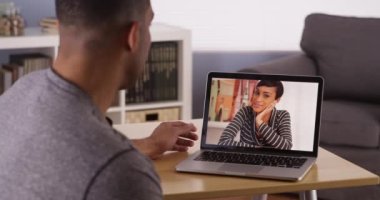 İki Afrika arkadaşlar görüntülü olarak sohbet etmek üstünde laptop