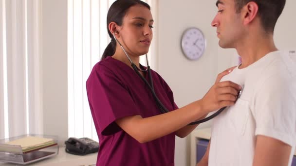 Meksikalı Hemşire Hastanın Kalp Atışlarını Dinliyor — Stok video