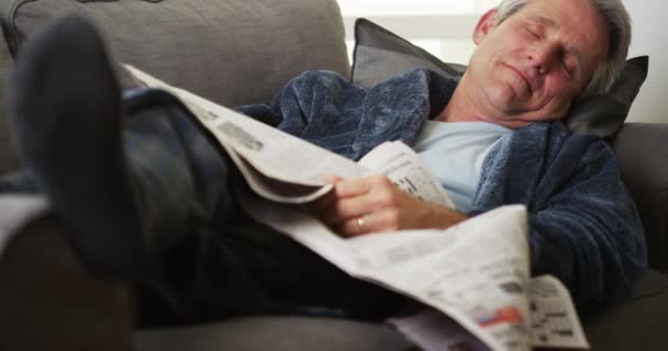 Uomo Anziano Dormire Giornale — Video Stock