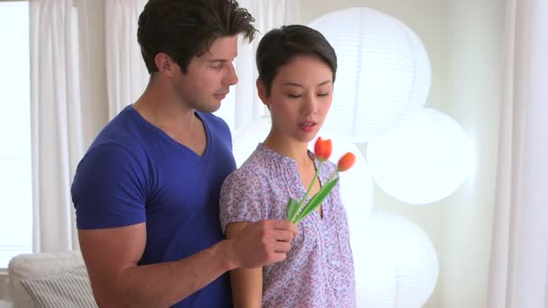 Aranyos Ázsiai Meglepte Barátja Virágokkal — Stock videók