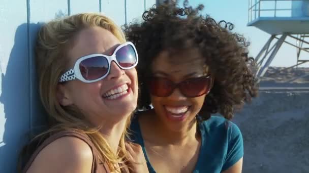 Två Kvinnor Vänner Solglasögon Stranden — Stockvideo