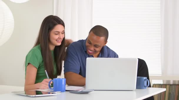 Afro Americanos Caucasianos Casal Pagando Contas Juntos — Vídeo de Stock