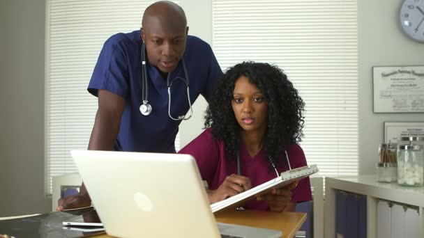 Zwei Afroamerikanische Ärzte Benutzen Gemeinsam Laptop — Stockvideo