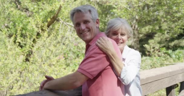 Pareja Madura Sonriendo Cámara — Vídeos de Stock