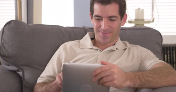 Hombre Feliz Usando Tableta Sofá — Vídeo de stock