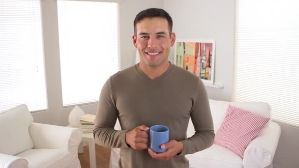 Hispanic Man Ler Med Mugg Kaffe Vardagsrummet — Stockvideo