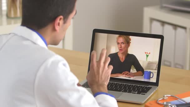 Medico Che Parla Con Paziente Attraverso Internet — Video Stock