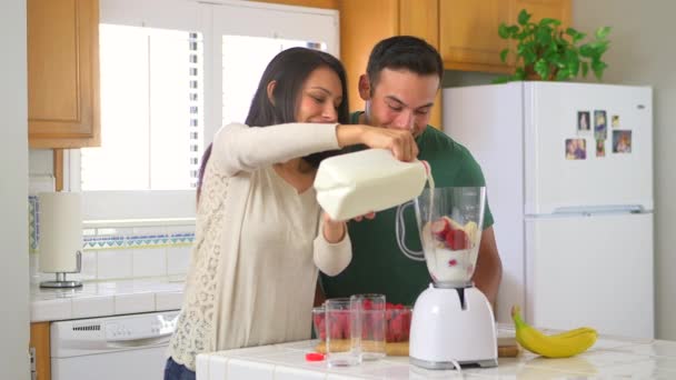 Couple Hispanique Mélange Smoothies — Video