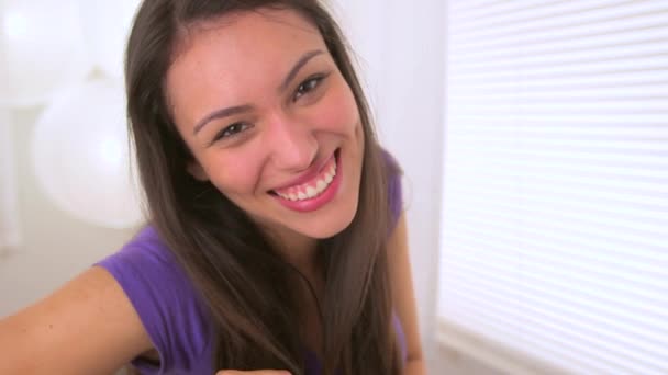 Słodkie Meksykańska Kobieta Uśmiecha Się Wieje Pocałunek — Wideo stockowe