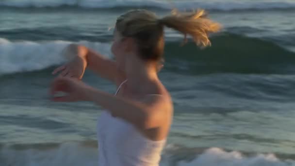 Jeune Femme Beach Ballet Coucher Soleil — Video