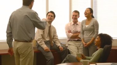 Genç iş arkadaşları ofiste iş tartışıyorlar.