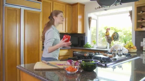 Mujer Preparando Comida Cocina — Vídeo de stock