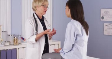 Kıdemli Doktor hastaya konuşuyor