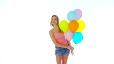 Balonlarla duran kadın