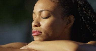 Genç Afrikalı kadın dışarıda ağlıyor.