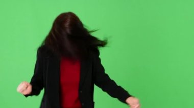 Dans eden ve işaret eden genç iş kadını