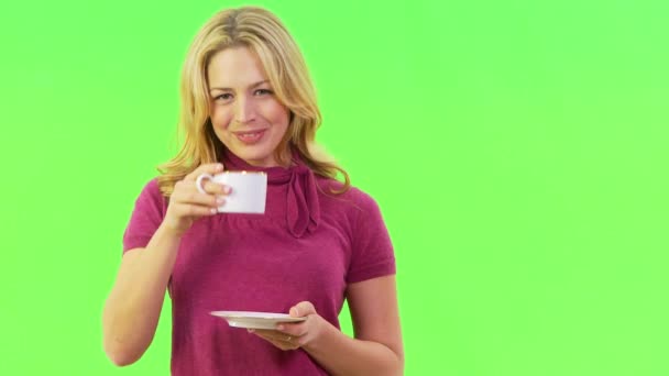 Close Van Een Vrouw Met Een Kopje Koffie — Stockvideo