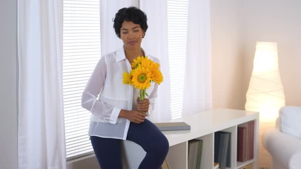 Mooie Afro Amerikaanse Vrouw Met Zonnebloemen Door Het Raam — Stockvideo