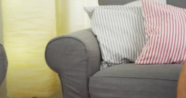 Çok ırklı kadın eğleniyor okuma