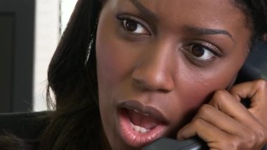 Telefonda konuşan Afrikalı Amerikalı genç bir kadının portresi.