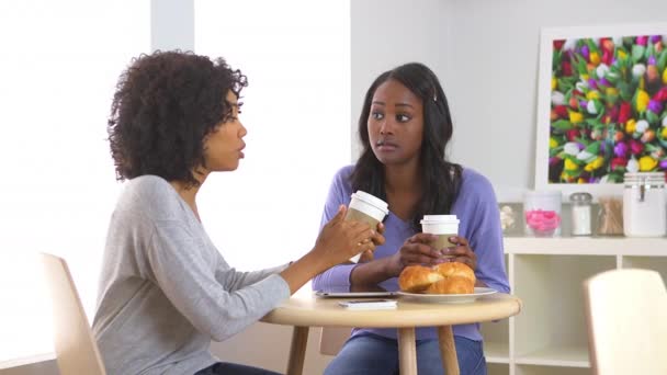Afroameričtí Přátelé Jedí Kavárně Mluví — Stock video