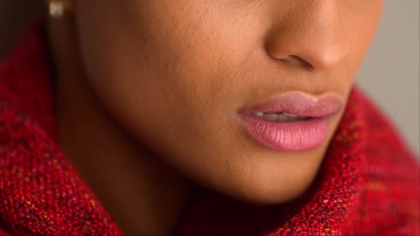 极端的非洲裔美国女性嘴唇特写 — 图库视频影像