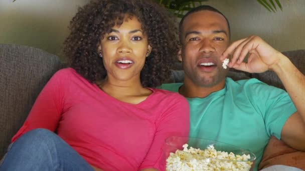Paar Film Bank Kijken Tijdens Het Eten Popcorn — Stockvideo
