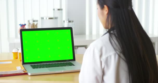 Médico Asiático Falando Com Laptop Com Tela Verde — Vídeo de Stock
