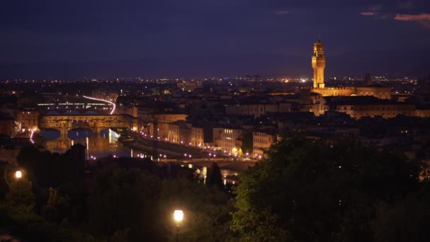 Escena Nocturna Ciudad Italiana Florencia Con Palazzo Vecchio Imponente Sobre — Vídeo de stock
