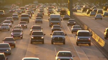Otoban yaklaşmakta olan Los Angeles trafiği olan alacakaranlıkta