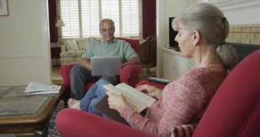 Olgun bir çift evdeki oturma odasında takılıyor.