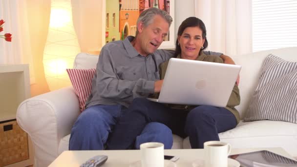 Cuplu Bătrâni Zâmbind Timp Folosesc Laptopul — Videoclip de stoc