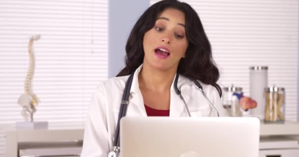 Spansktalande Kvinna Läkare Talar Med Patienten Laptop — Stockvideo