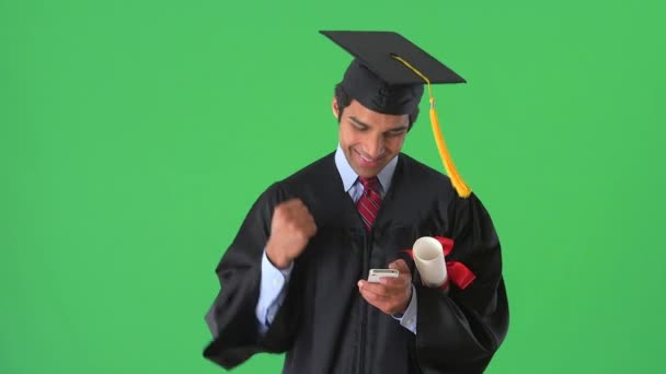 东印度大学毕业生在绿屏上 — 图库视频影像