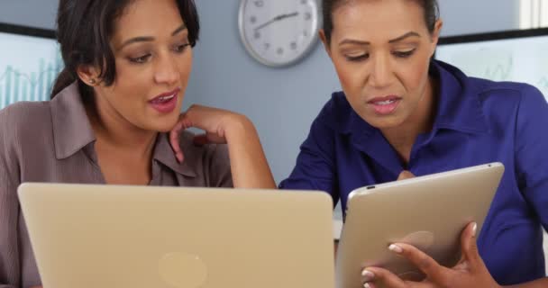 Afrikanische Und Mexikanische Geschäftsfrauen Mit Laptop Und Tablet Computer — Stockvideo