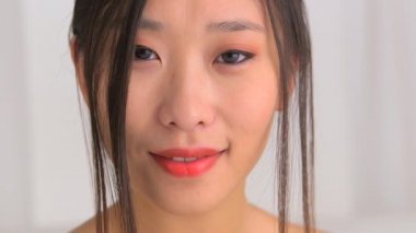 Pozitif güzel Çinli kadın.