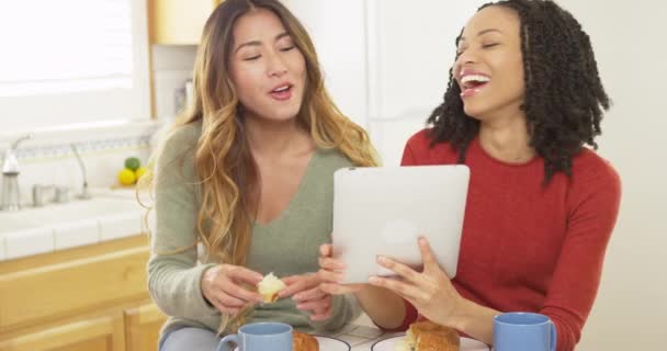 Δύο Γυναίκες Καλύτερες Φίλες Χρησιμοποιώντας Tablet Και Τρώγοντας Πρωινό — Αρχείο Βίντεο