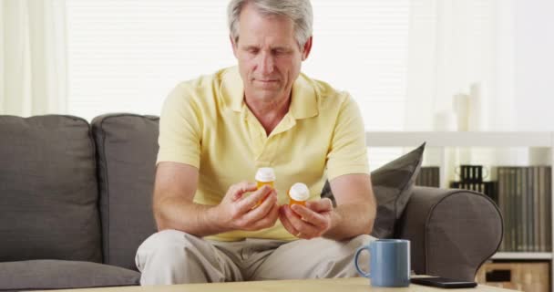 Senior Homem Segurando Garrafas Prescrição — Vídeo de Stock