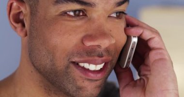 Afrika adam smartphone üzerinde dinleme gülümseyen