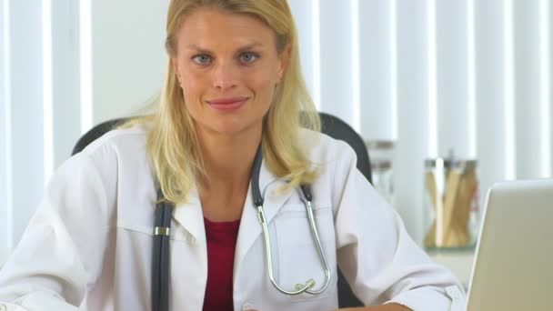 Retrato Médico Sorrindo — Vídeo de Stock