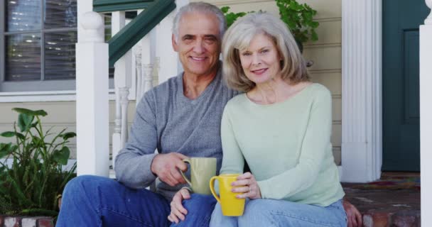 Pareja Mayor Sonriendo Porche — Vídeos de Stock