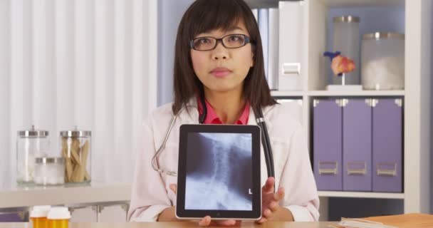 Médecin Chinois Expliquant Radiographie Cou — Video