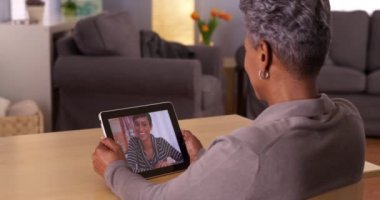 Afrikalı büyükanne kızıyla internet kamerasında eğleniyor.