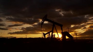 Petrol kuyusu pistonu gün batımında pompalanır
