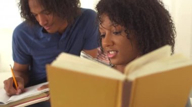 Siyahi genç çift okul projesinde çalışıyor.