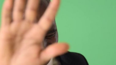 Afrika kökenli Amerikalı iş adamının kameraya el kaldırışı.