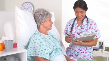 Japon hemşire hastasını kontrol ediyor.